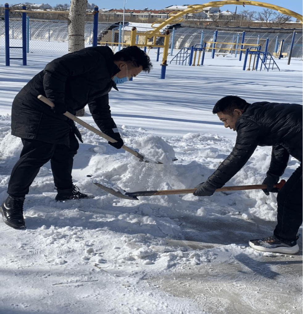 簡易的掃雪工具,寒意十足的天氣,絲毫未減少大家掃雪的熱情,海天老師