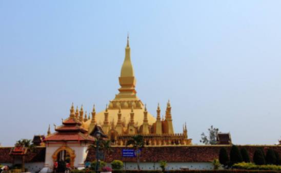 缅甸真的很穷吗？用7吨黄金修建壮观佛塔，站在下面都晃眼睛！