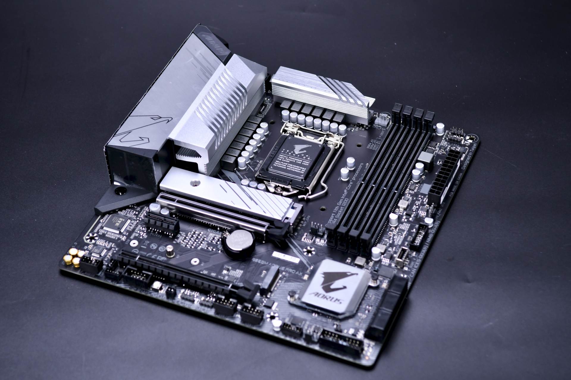 技嘉雪雕b560m aorus pro ax主板为标准m-atx版型,所以包装盒很方正.