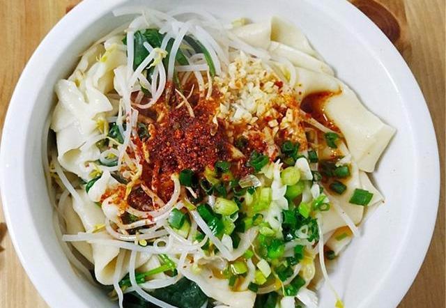 油泼面家常做法正宗视频 2b7c14f8868f401a94ed720955fb7045.jpeg