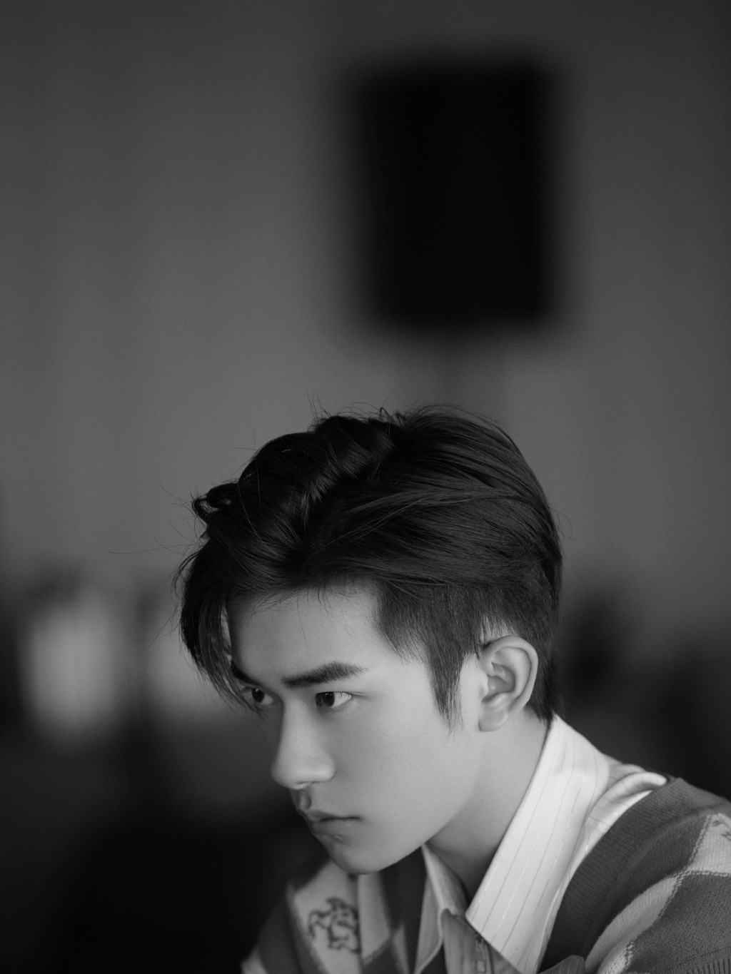 易烊千玺黑白大片曝光少年气与成熟感交相辉映