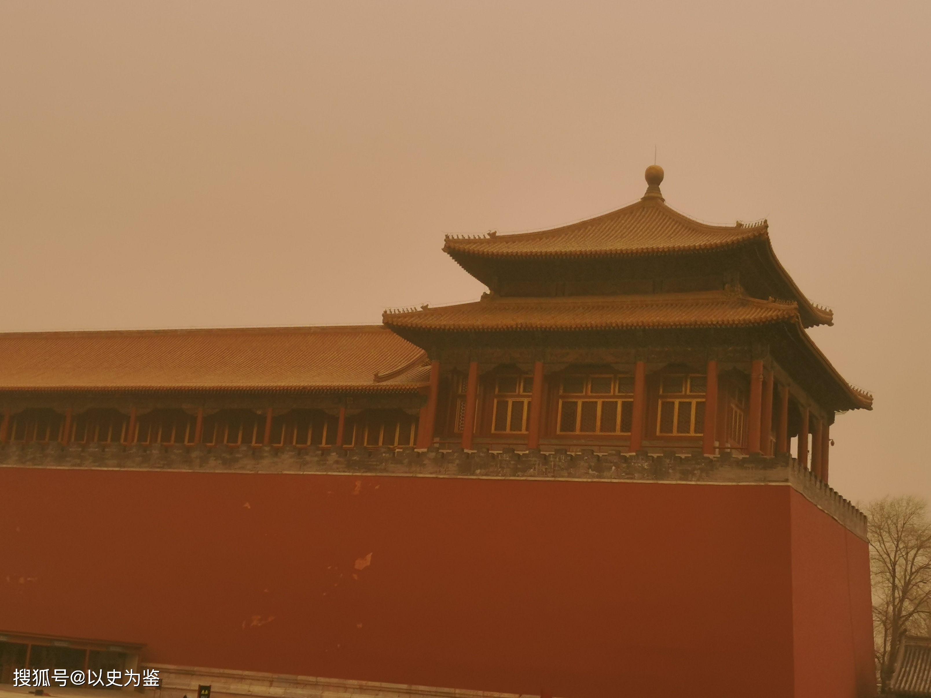 北方沙尘来袭！实拍沙尘中的北京故宫！