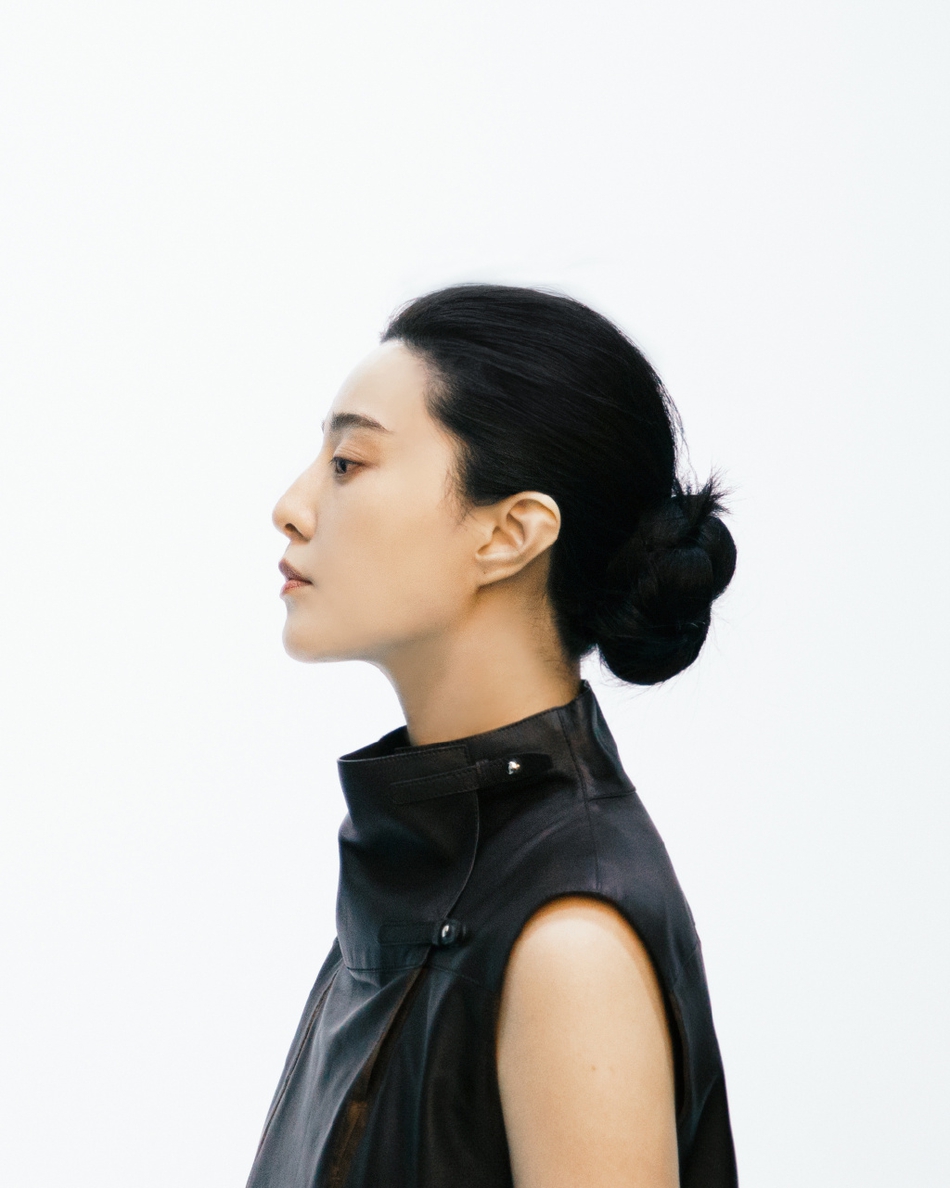 大片中有两张侧脸照,大家发现范冰冰的耳朵长得很奇怪,居然和脸连在了