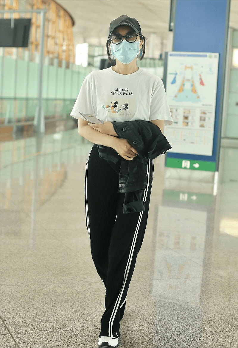 怎么穿校服裤子 c7ac22ce97af44d68a347c3b0fc659cf.png