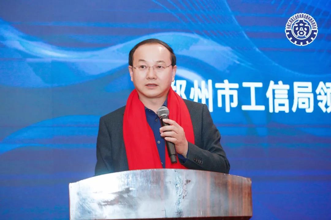 本次会议由磨库网总经理白宁主持.