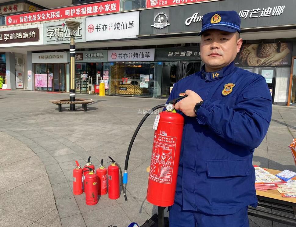 最后咱们来复习一下灭火器怎么用↓↓一,提:提起灭火器二,拔:拔下保险