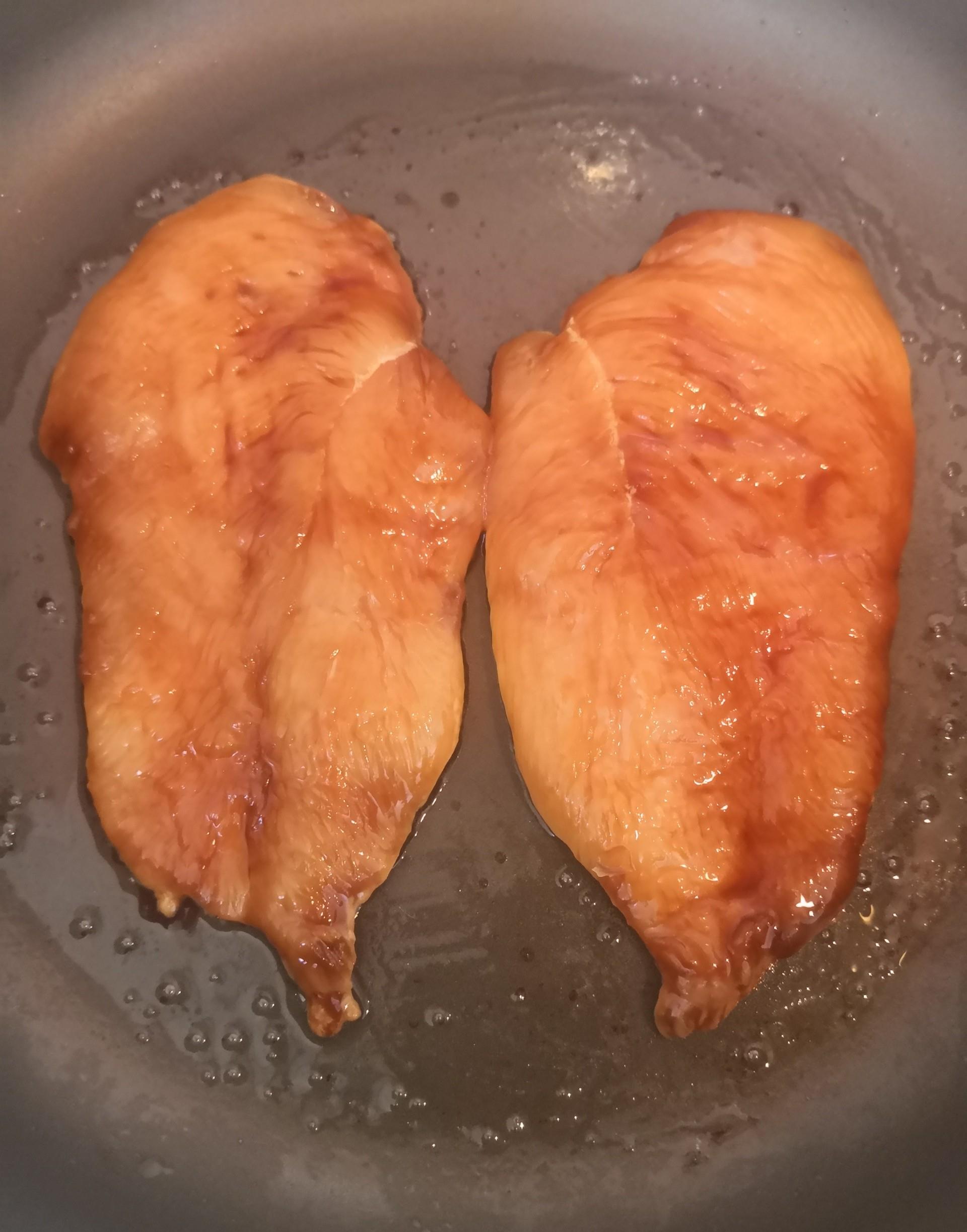 平底锅煎鸡胸肉简单做法 07a00f82726d40bf866c85af3d2a861d.jpeg