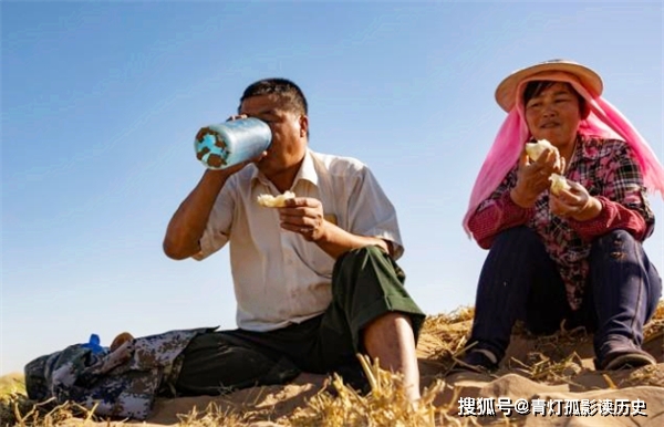 治沙英雄王银吉用信念撑开一柄沙漠绿伞抵挡沙尘暴的侵袭