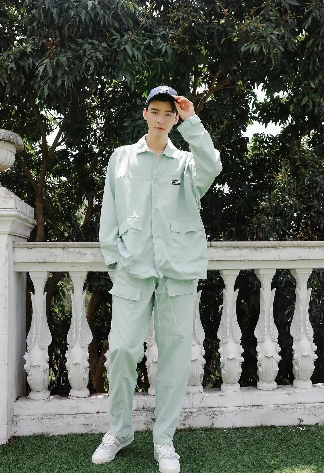 龚俊一路勤奋打工的清爽帅气男人