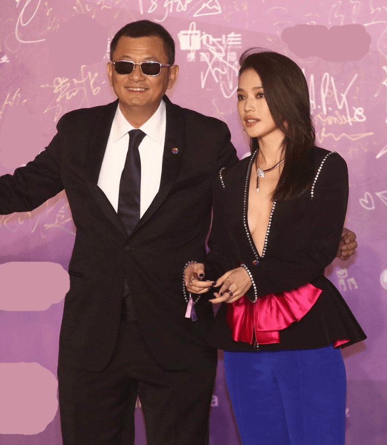 舒淇"素颜"出席活动,着装清凉气场强大,男嘉宾反应好真实_明星