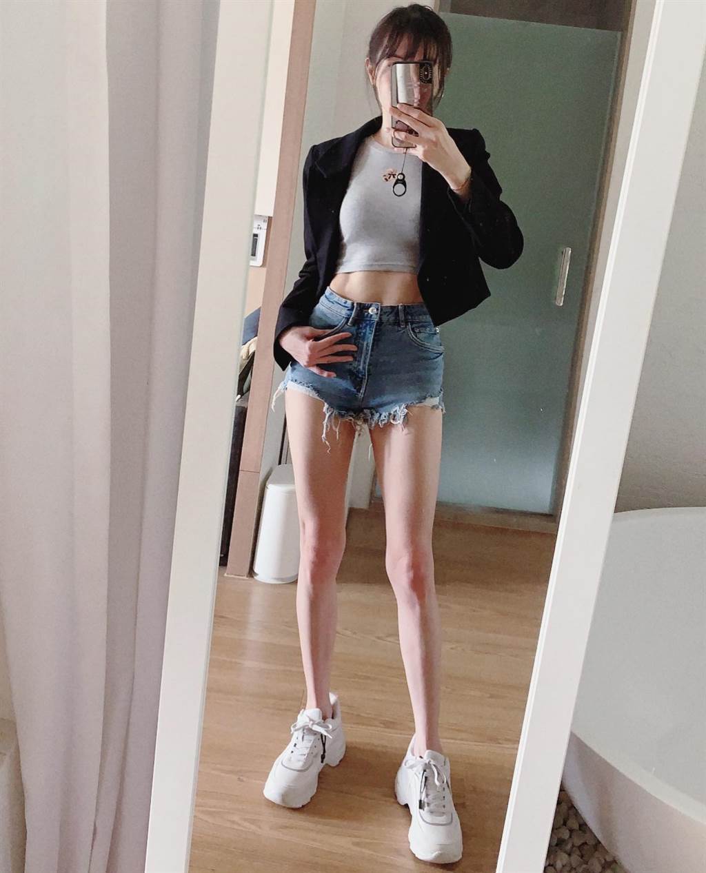 原创46岁谢金燕身材这么辣一张自拍让腹肌长腿曝光网友称不科学