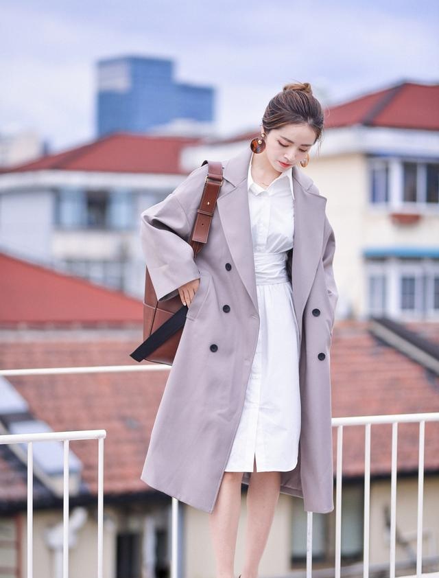 初春风衣怎么穿更高级搭配这4种裙子美的轻熟有韵味