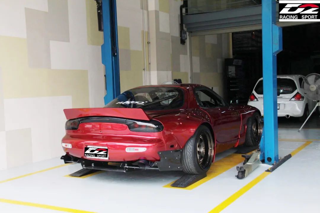 转子引擎rx7全身宽体低趴姿态 还会瞧不起开马自达塞车的人吗 车身