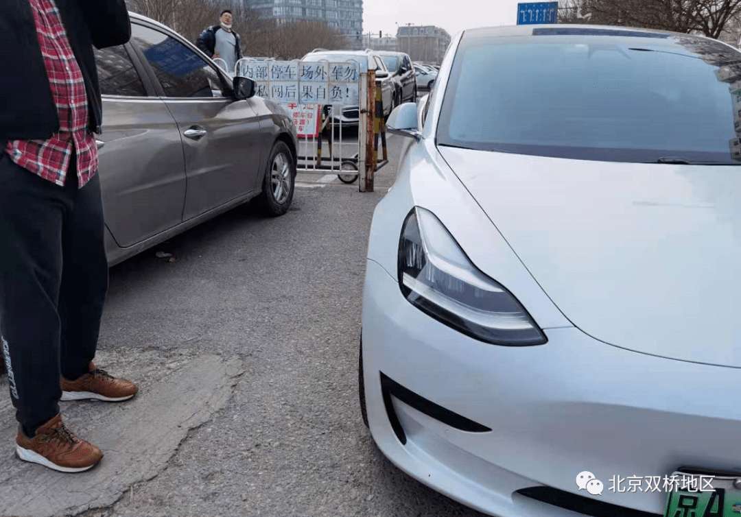 原創一個特斯拉女車主將車停在了雙橋康惠園小區停車場出入口