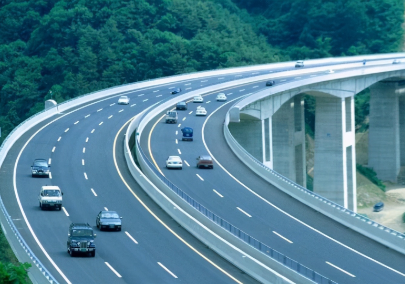 如果高速想要超車,後車就必須走左側車道.