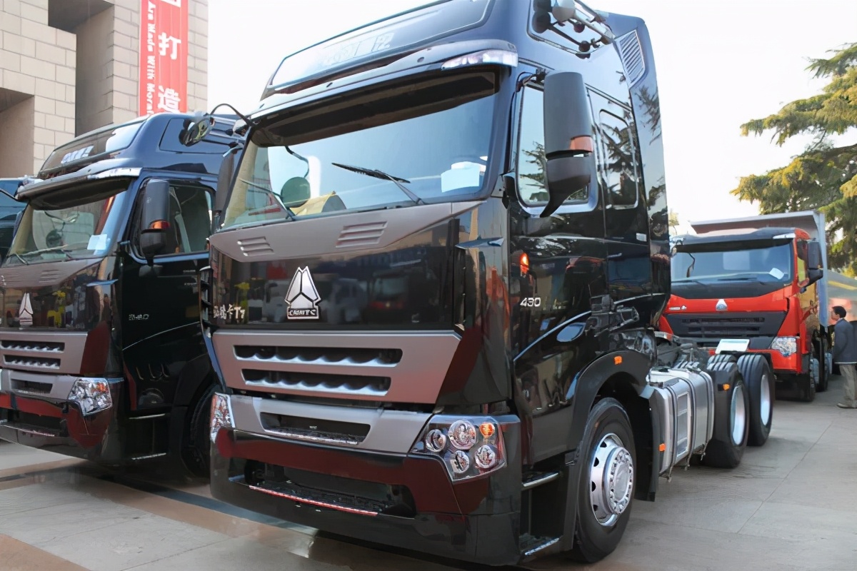 图丨2010中国重汽商务大会上展出的汕德卡t7作为国内上市最早,销量