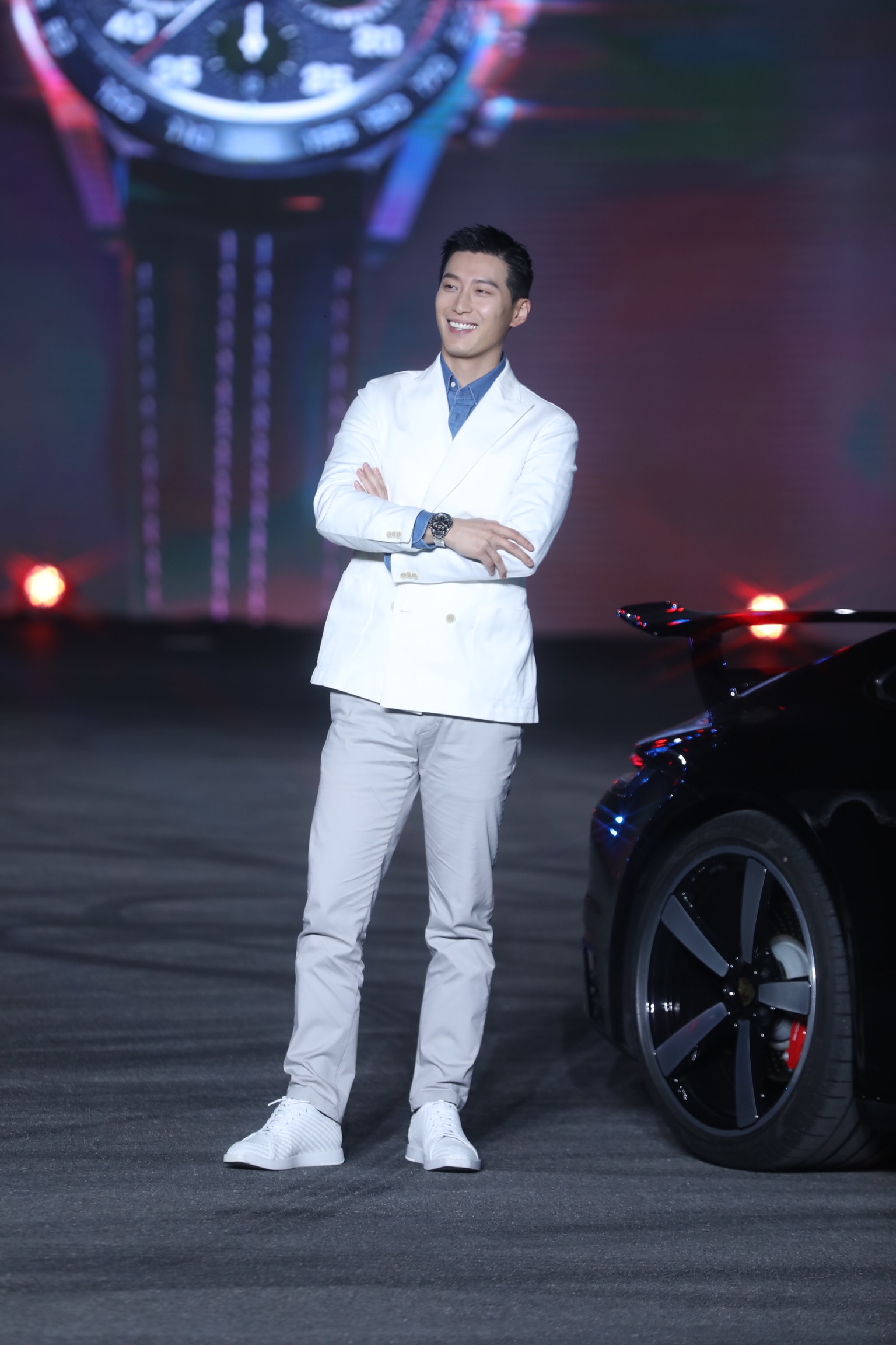 窦骁董又霖同台出席活动 型男魅力四射_西装革履