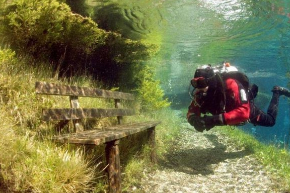 世界上最任性的公园，一年只出现3个月，游客潜水下去才能游玩！