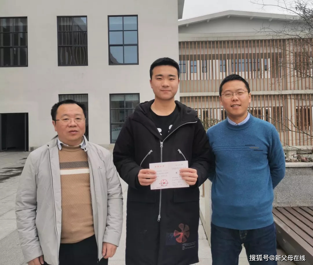 杜锟老师,于龙老师指导获奖正是在两位数学老师的指