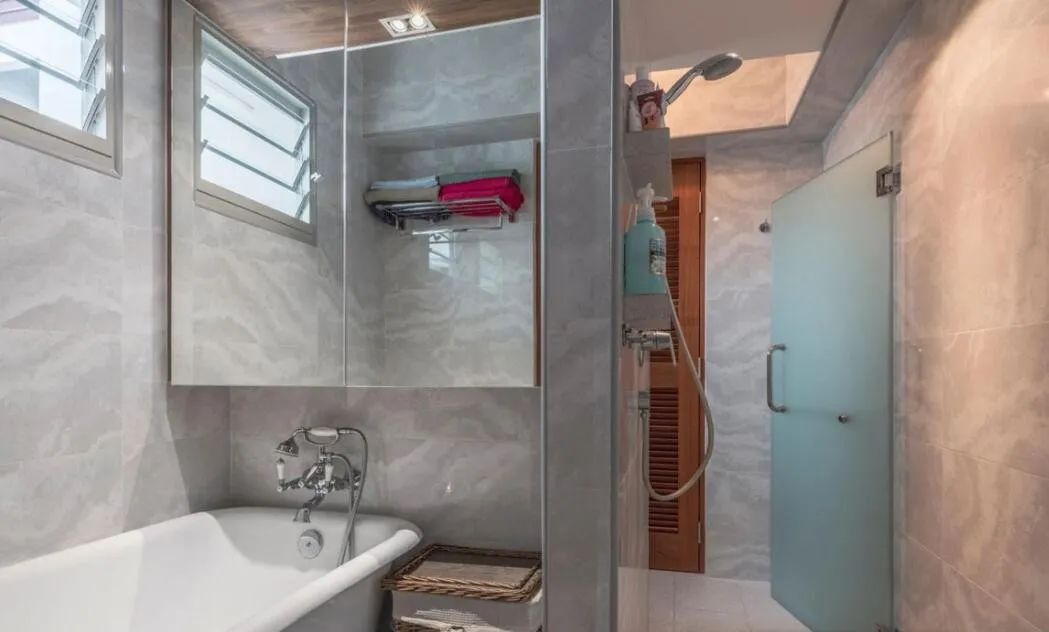 后面,专门选了和电视墙背景一样的木质,整体感更强,开关过程中也不用