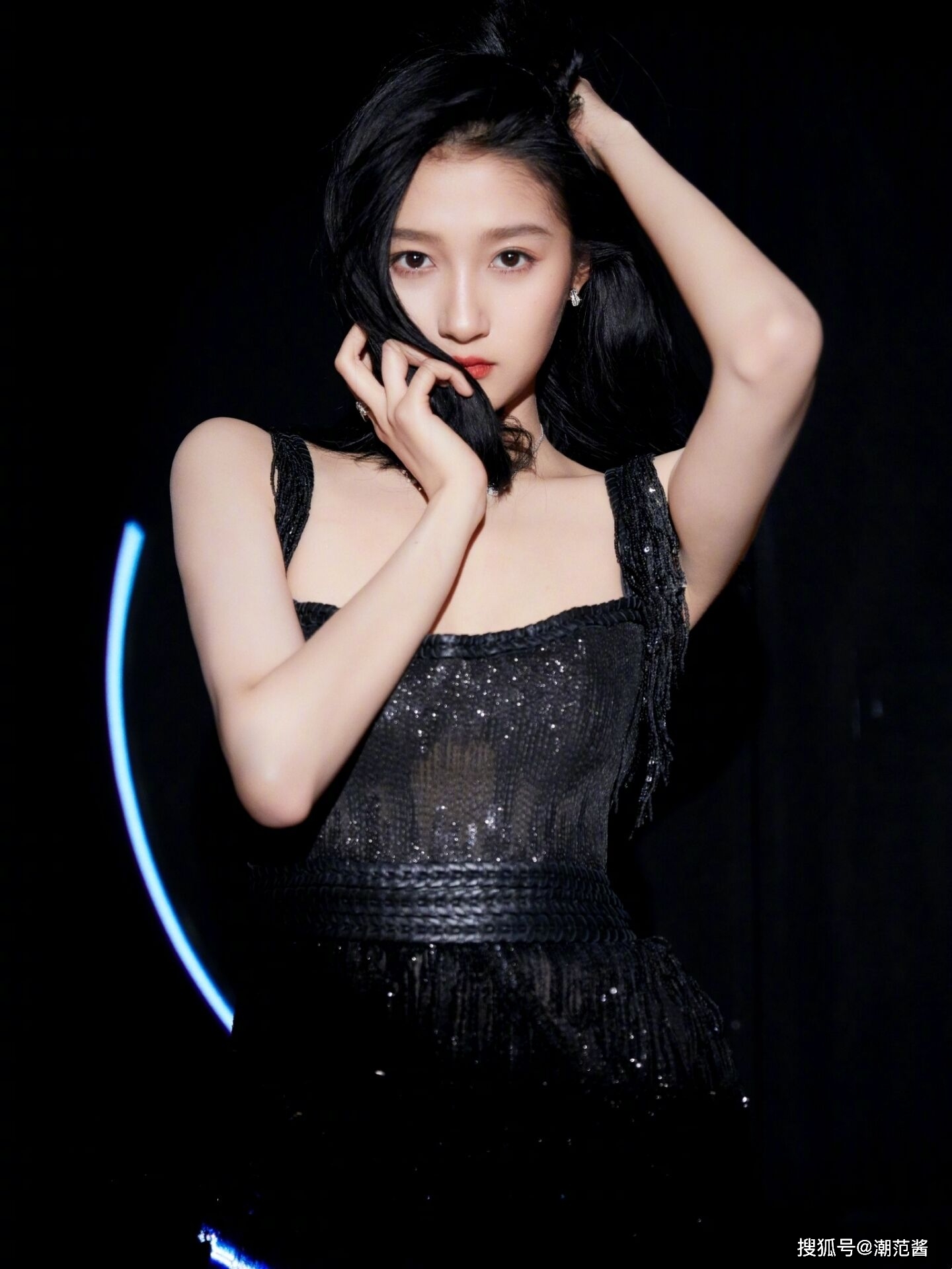 原创关晓彤穿衣终于不再翻车开叉红裙美成御姐这满屏的大长腿绝了