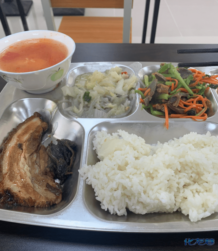 事业单位食堂免费午餐:这个菜色算高档吗?