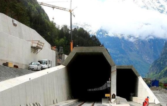 世界“最长”隧道：历时17年，投资472.5亿，贯穿意、瑞两国命脉
