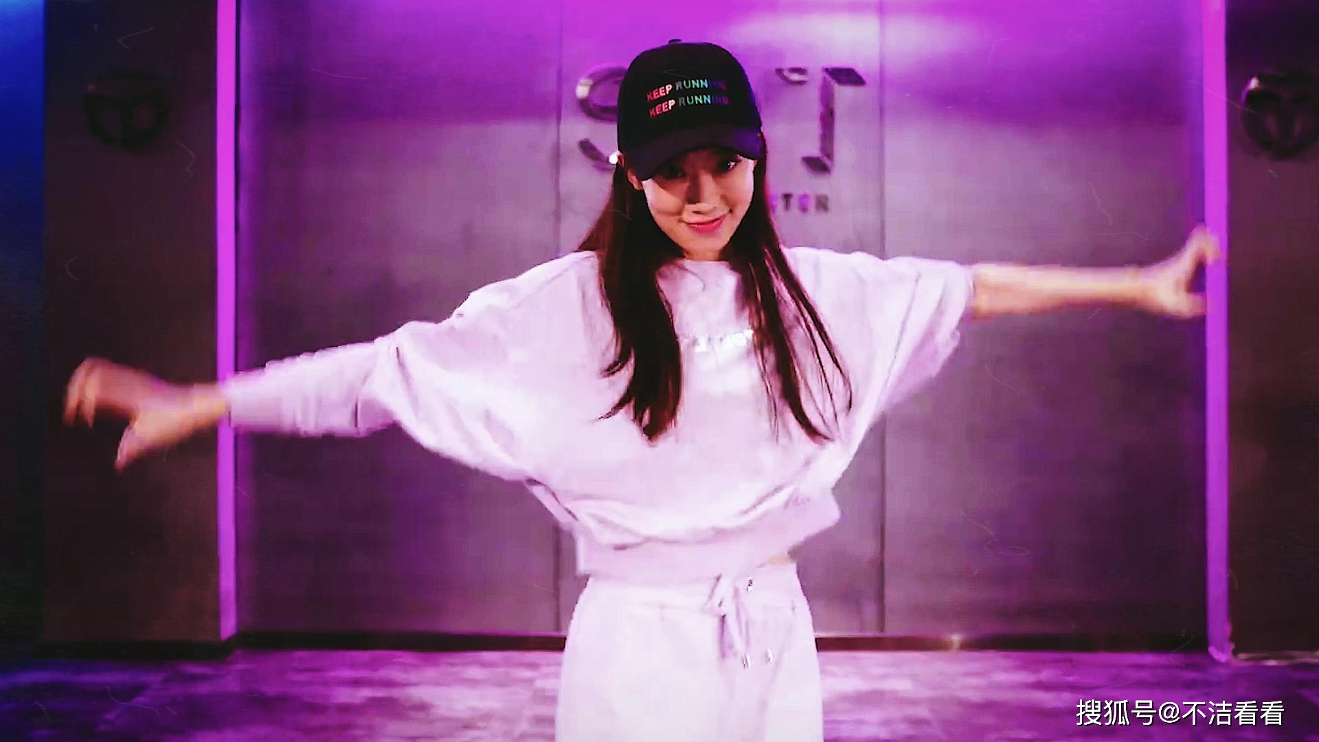 你好李焕英张小斐太红了裤子穿反上热搜一条回应又上热搜