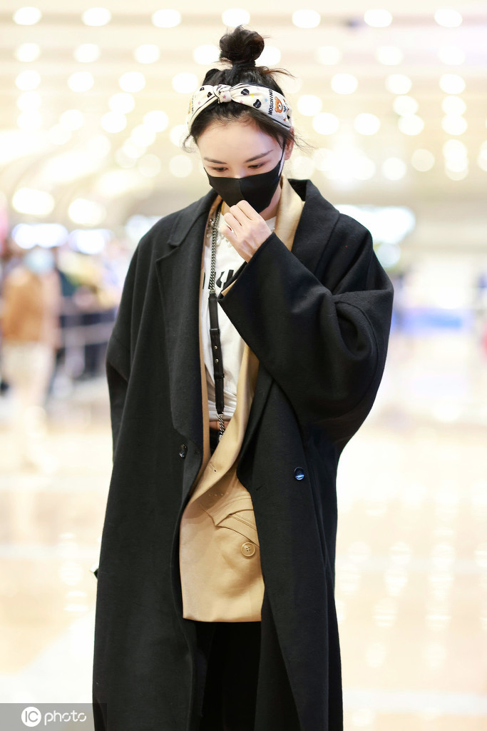 莫小奇戴头巾扎丸子头 超级时尚