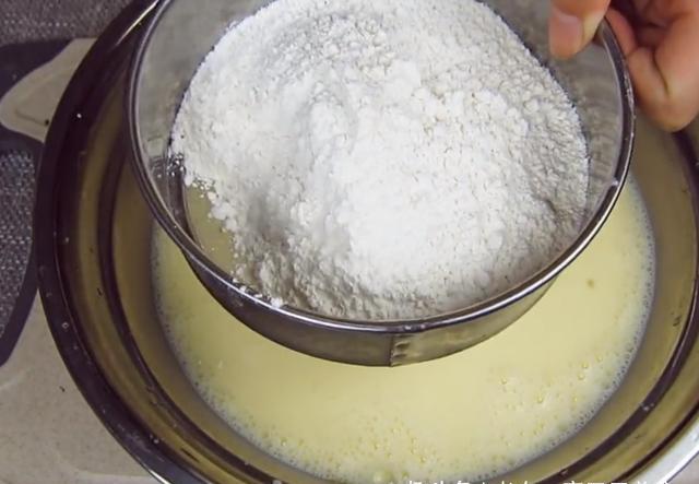 蛋糕胚的做法在家烤 241444356dd14eca867360e74f47cecc.jpeg