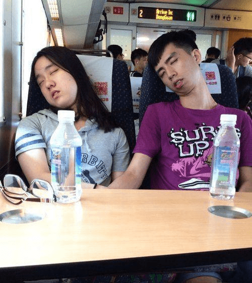 原创
每日一笑:只要心中有海,到哪里都是海滩呢