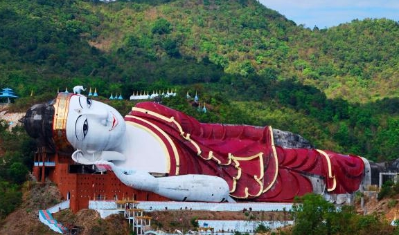 世界上最大的卧佛：佛身全长180米，重达400吨，像是一座山！