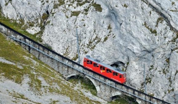 世界上最成功的火车，行驶在1600多米高的绝壁，却未发生任何事故