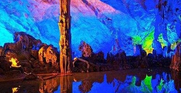 世界上最大的喀斯特溶洞，一百多年前被发现，如今是一个热门景点