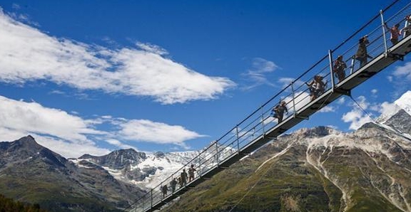 世界上最长的步行吊桥，距离地面85米，敢挑战的人真胆大