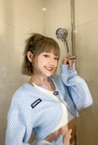 网友暗讽温精灵整容脸不敢用脸擦玻璃,温精灵直言全脸都是整的,擦了怕