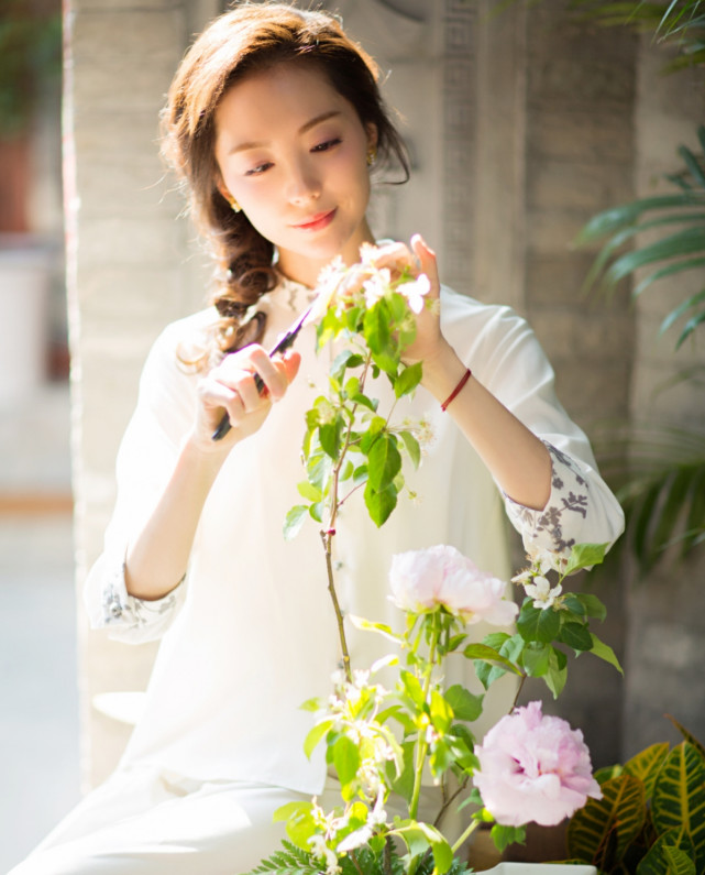 原创气质吸睛她是流浪地球中最美女老师如今出演妈妈在等你再圈粉