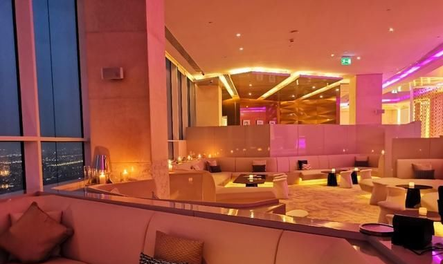 土豪迪拜的酒店太浮夸了各种紫色和红色的灯光，感觉误入了夜店