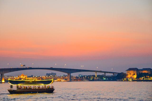 泰国曼谷最火的摩天轮夜市，景色超美，还能欣赏河畔日落