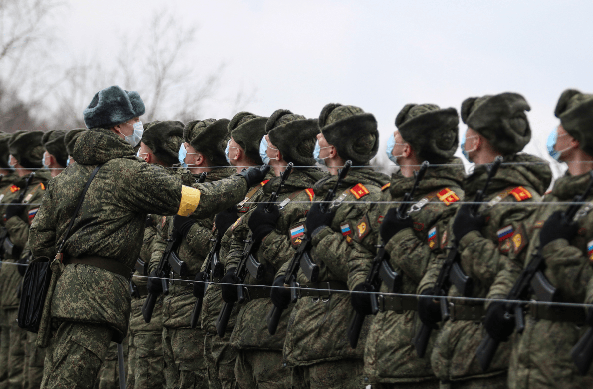 俄羅斯軍人在莫斯科克裡姆林宮,為勝利日紅場大閱兵進行訓練!