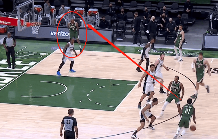 原创被孤立?塔克雄鹿首秀,拼下0分3板1帽,仅1次出手,空位都没人传