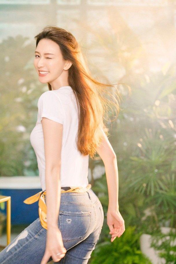 原创林志玲结婚后变狂野,穿紧身牛仔裤边扭边跳舞,展现完美身材