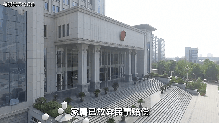 原创重庆45岁卖肉摊主砍死邻摊一对夫妻，现场惨不忍睹，死者家属放弃赔偿只求重判