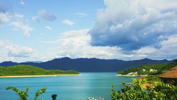 东江湖纯净浩瀚，融山的隽秀、水的神韵于一体，禀历史文明于一身