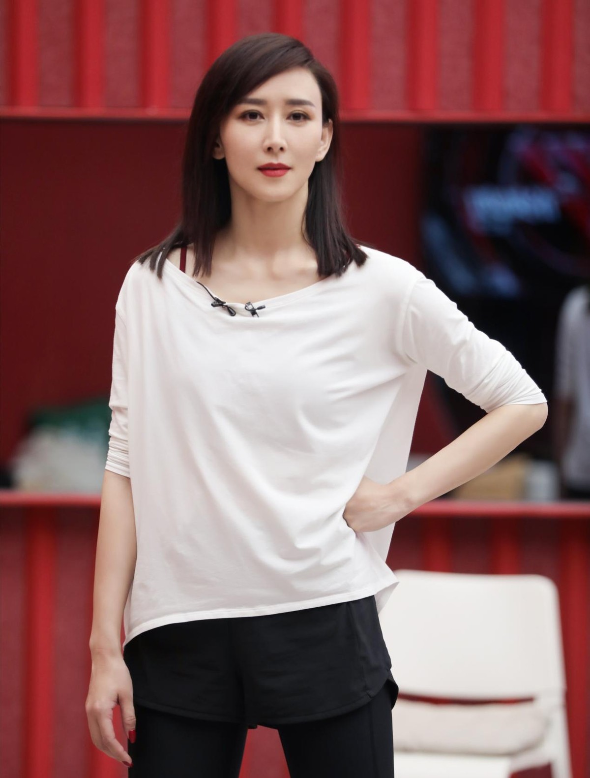 42岁的胡静穿衣高级!一袭杏色长裙凸显高挑身材,阔太气质藏不住_美感