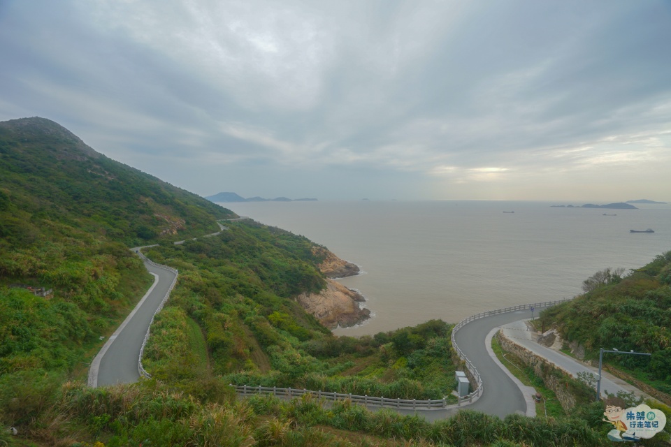 浙江一座滨海城市，旅游资源丰富，境内2个知名景点却与海没关系