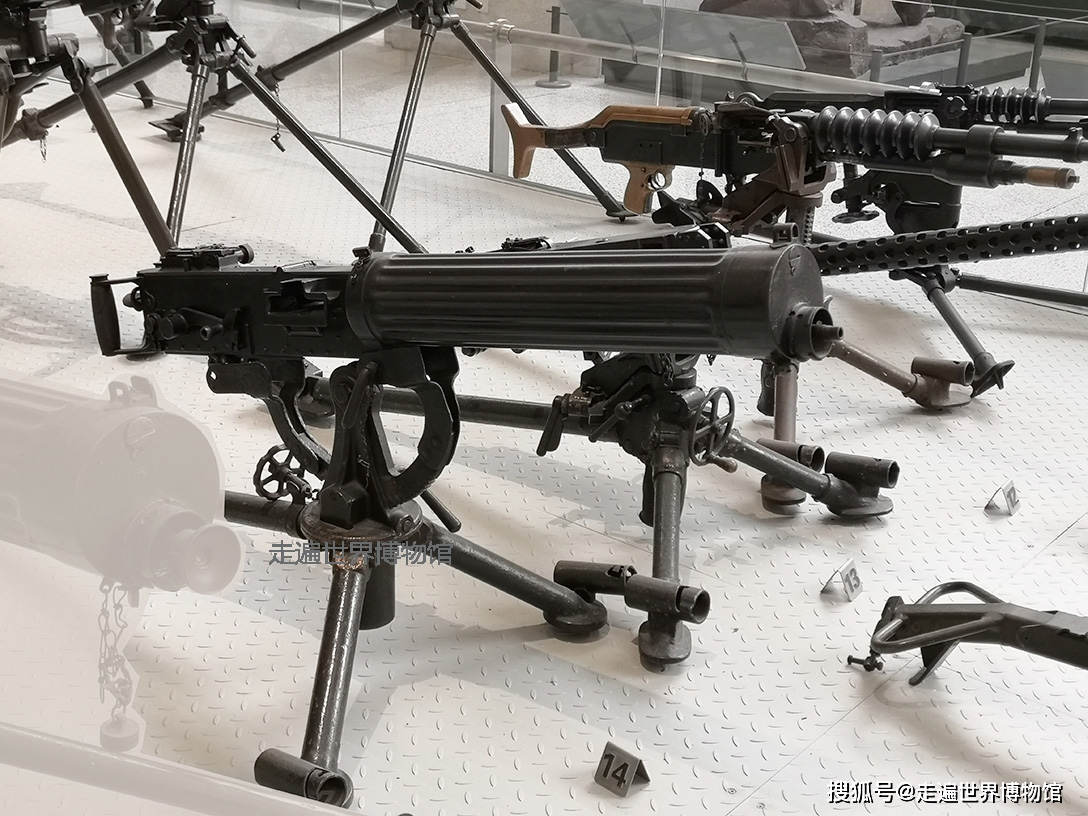 该型枪是中国仿制苏联德什卡m1938/46式机枪,1954年定型,命名为"1954