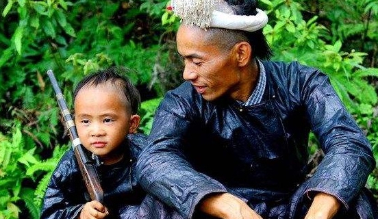 中国唯一“合法持枪”的地方，村民出门随身带枪，还用镰刀剃头发