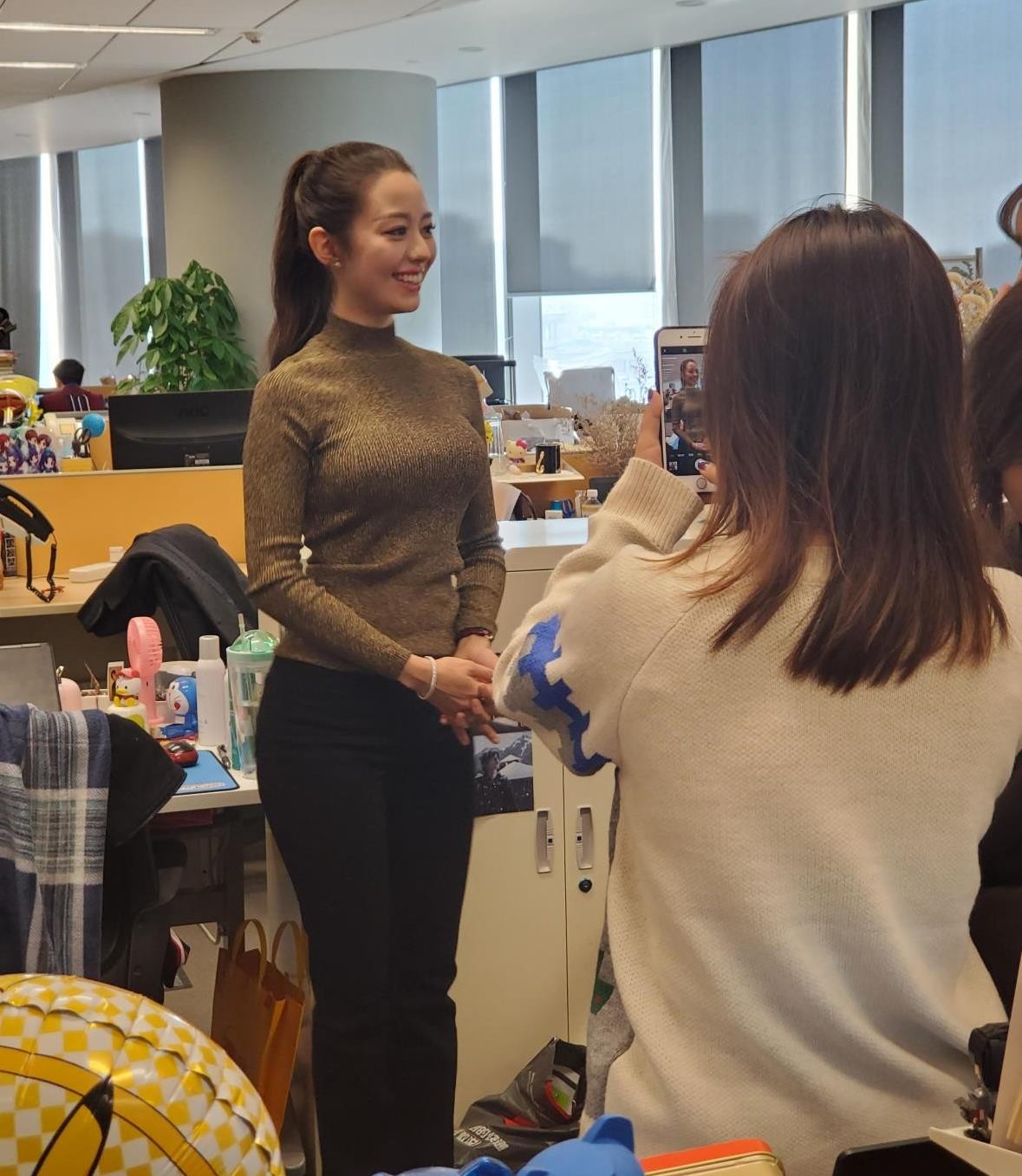 原创吉娜的身材有多好?当她穿上针织衫时,曲线美"兜"不住