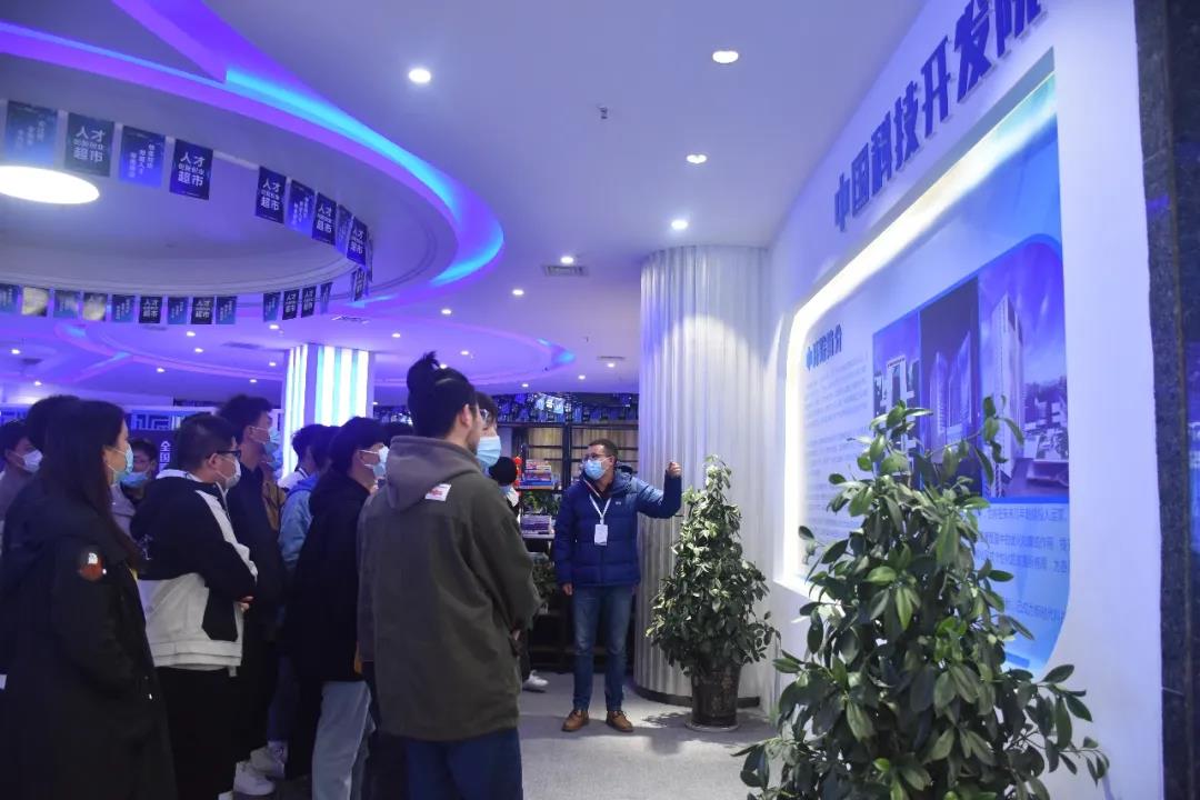本次主题活动从宜昌云计算孵化器展厅的讲解开始,首先同学们了解了